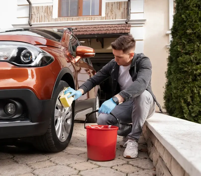 Lavage auto à domicile Labrihe : professionnel intervenant sur un véhicule